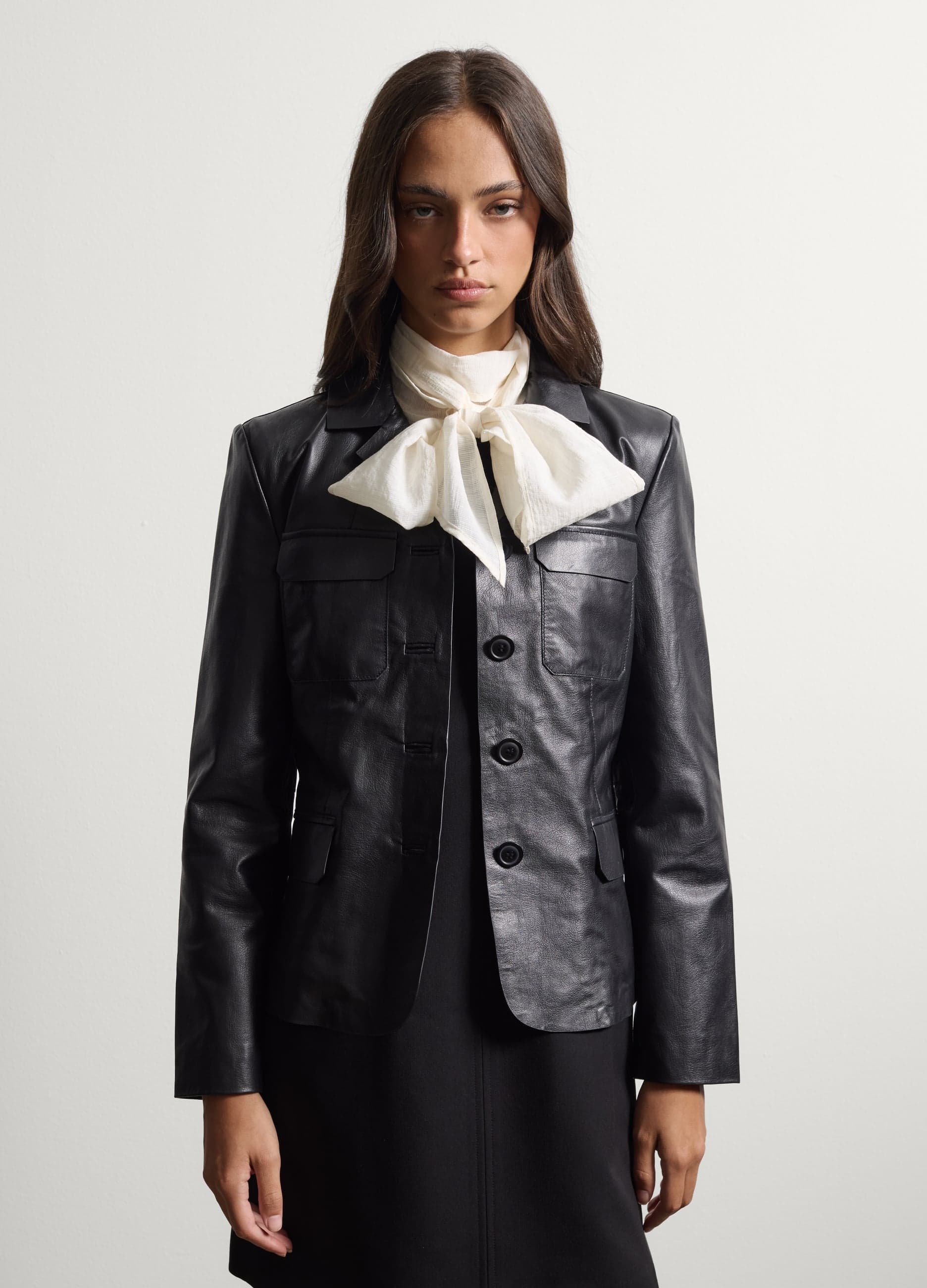 Blazer nero in vera pelle regular fit con rever classici | Stefanel Blazer nero in vera pelle da donna, regular fit, con rever classici, chiusura a tre bottoni e tasche applicate. - 1 | Stefanel