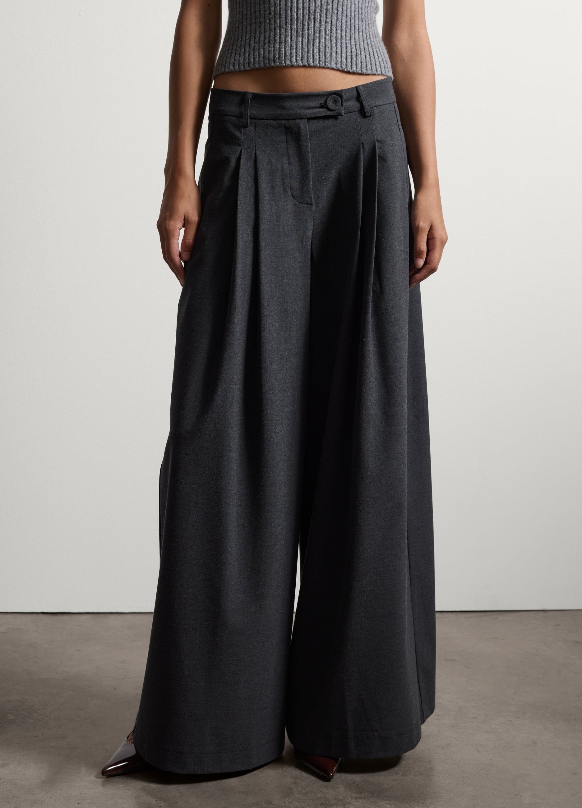 Pantaloni formali grigi wide leg in viscosa elasticizzata | Stefanel Pantaloni palazzo formali grigi in viscosa elasticizzata con gamba ampia, vita regolare e pinces frontali. - 1 | Stefanel