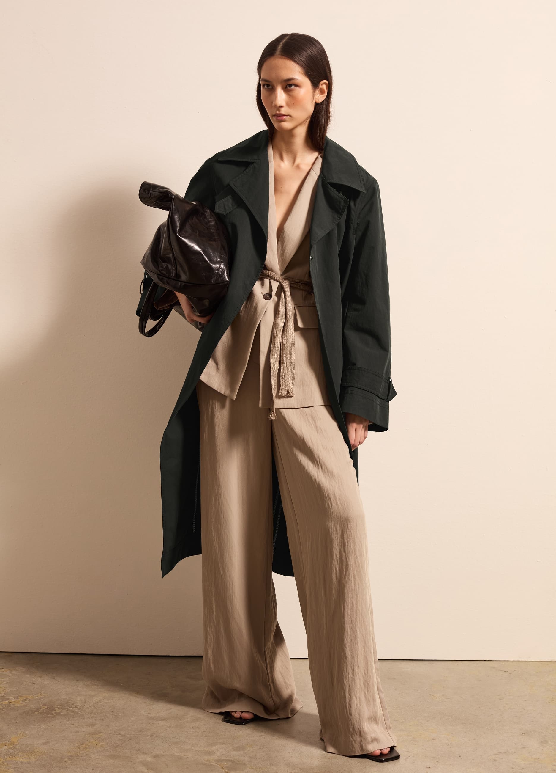 Trench lungo con fibbia | Stefanel Trench lungo da donna in misto cotone con collo a revers e chiusura laterale con fibbia sul petto, polsini regolabili e tasche frontali. - 1 | Stefanel