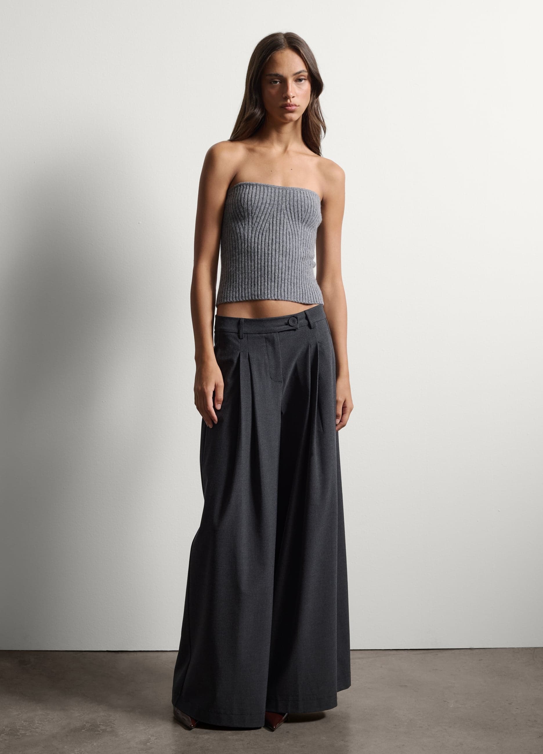 Pantaloni formali grigi wide leg in viscosa elasticizzata | Stefanel Pantaloni palazzo formali grigi in viscosa elasticizzata con gamba ampia, vita regolare e pinces frontali. - 0 | Stefanel
