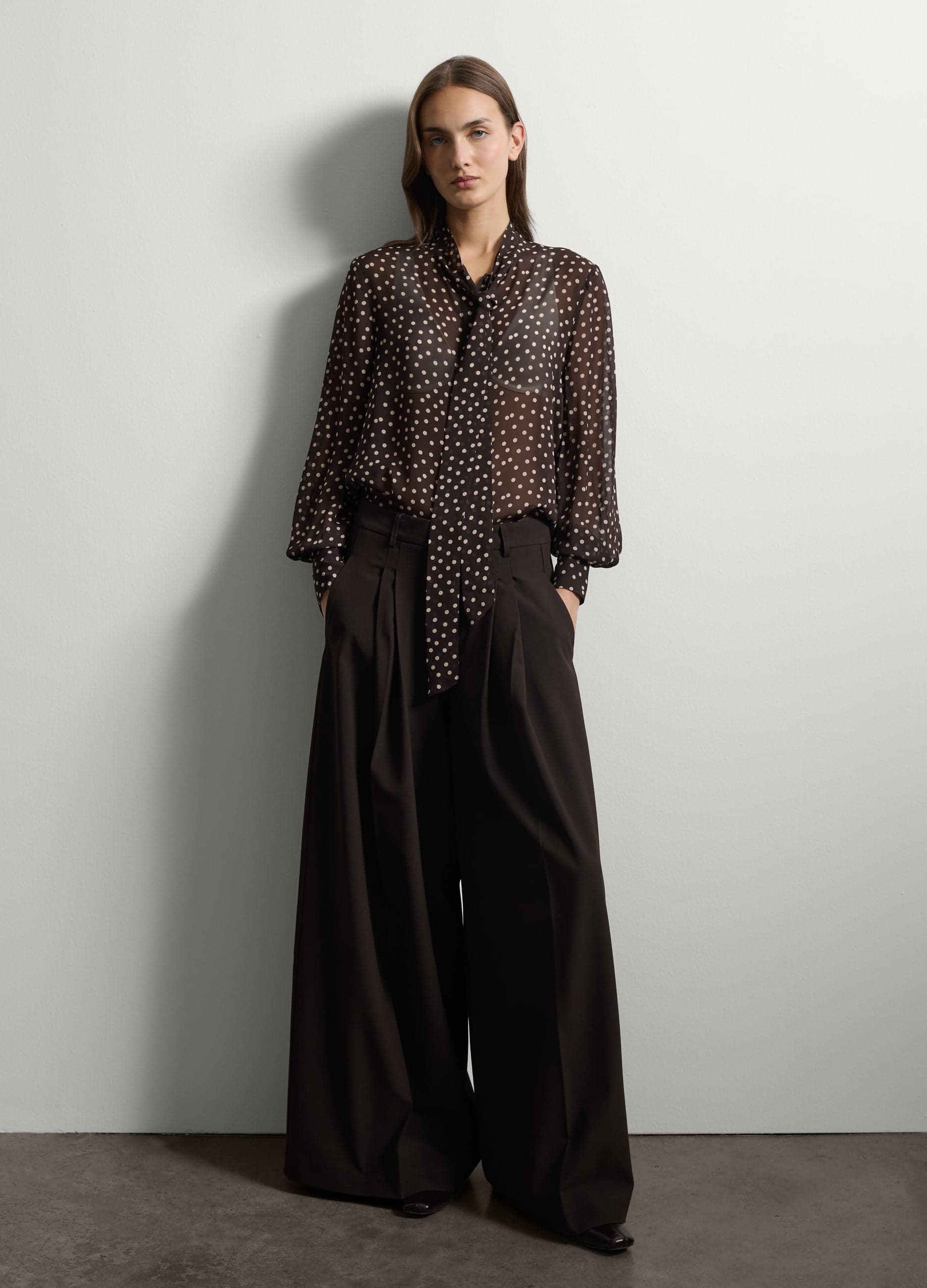 Pantaloni formali marroni wide leg in viscosa elasticizzata | Stefanel Pantaloni palazzo formali marroni in viscosa elasticizzata con gamba ampia, vita regolare, pinces frontali e chiusura laterale. - 0 | Stefanel
