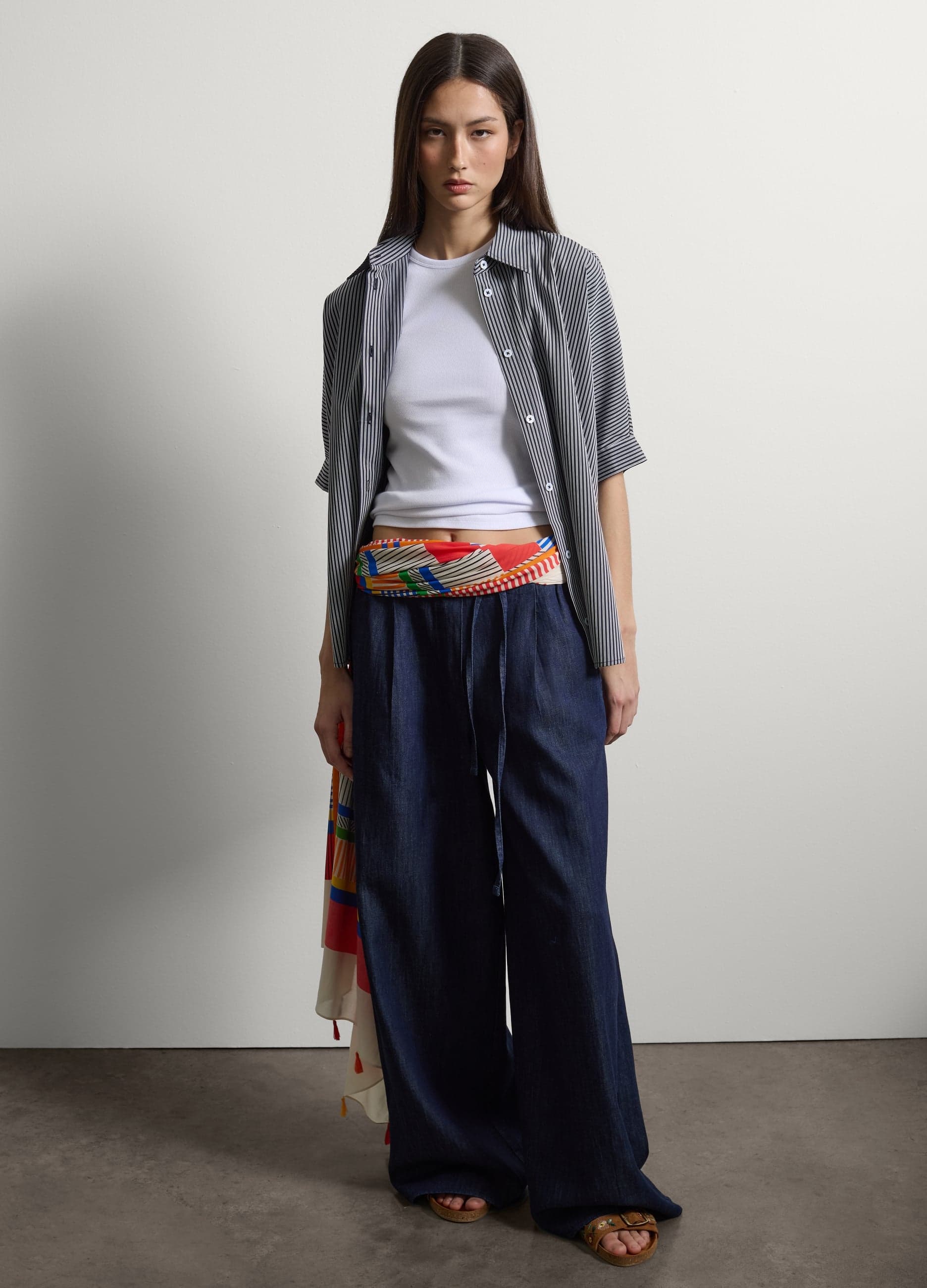 Pantaloni denim blu in misto cotone | Stefanel Pantaloni palazzo da donna in denim blu, misto cotone, lino e viscosa, con vita regular elasticizzata, pinces frontali e gamba ampia. - 0 | Stefanel