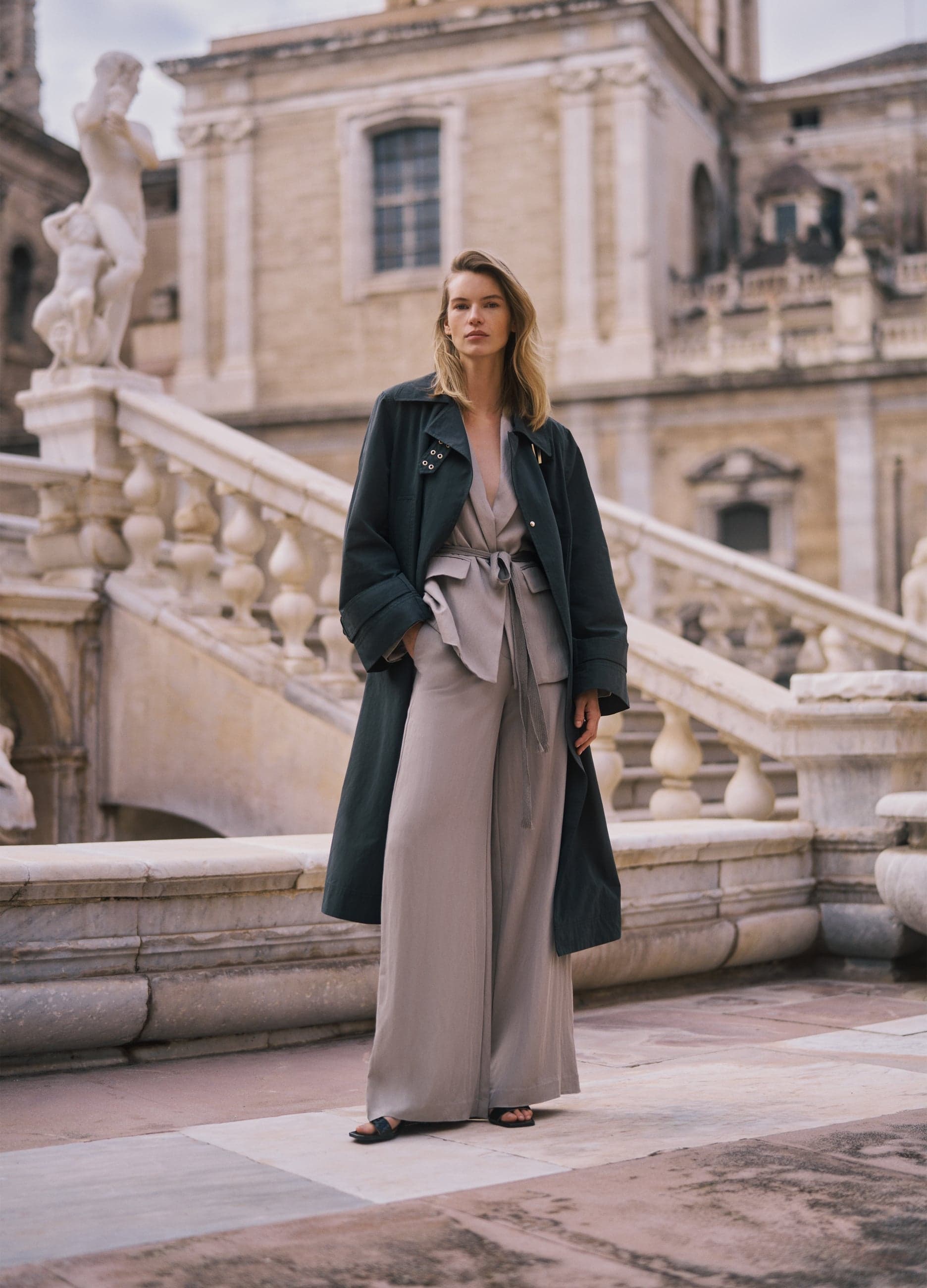 Trench lungo con fibbia | Stefanel Trench lungo da donna in misto cotone con collo a revers e chiusura laterale con fibbia sul petto, polsini regolabili e tasche frontali. - 0 | Stefanel
