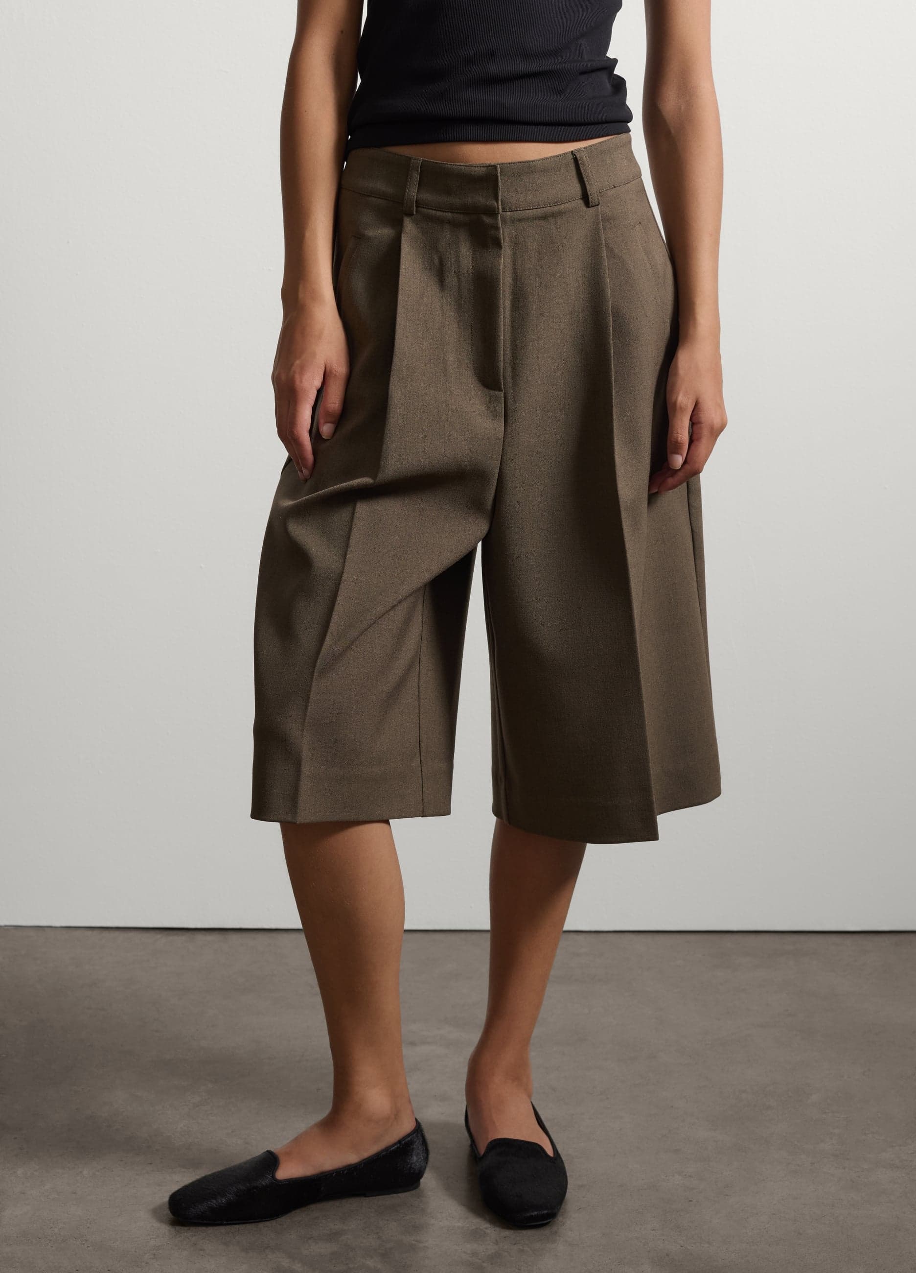 Bermuda marroni in viscosa elasticizzato regular fit | Stefanel Bermuda marroni in viscosa elasticizzata regular fit con vita media, pieghe frontali e passanti. - 1 | Stefanel