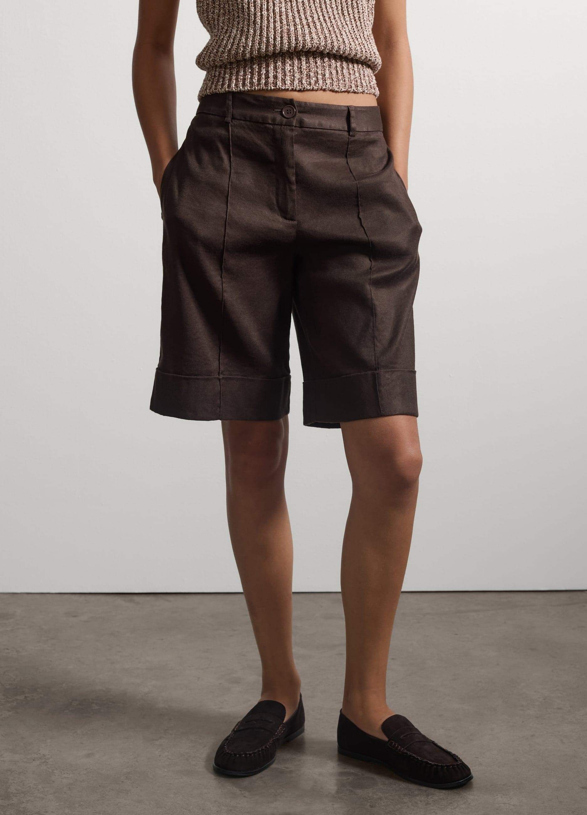 Pantaloni bermuda marroni in lino e viscosa elasticizzato regular fit | Stefanel Pantaloni bermuda marroni in lino e viscosa elasticizzato regular fit con vita regolare, passanti e risvolto al fondo. - 1 | Stefanel