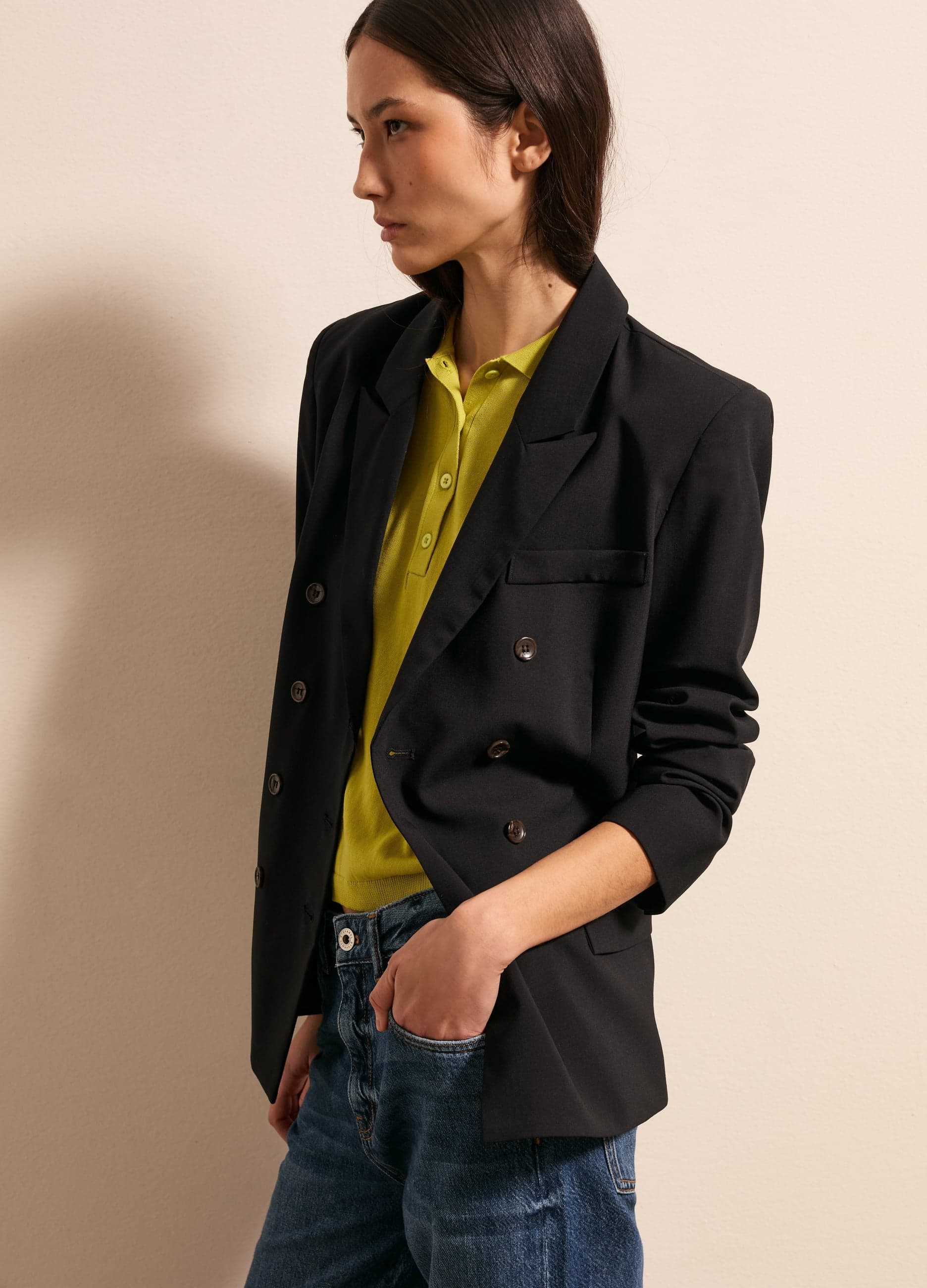 Blazer doppiopetto slim fit | Stefanel Blazer doppiopetto slim fit nero da donna in misto lana elasticizzato, con chiusura a bottoni, due tasche con pattina e taschino a filetto sul petto. - 1 | Stefanel