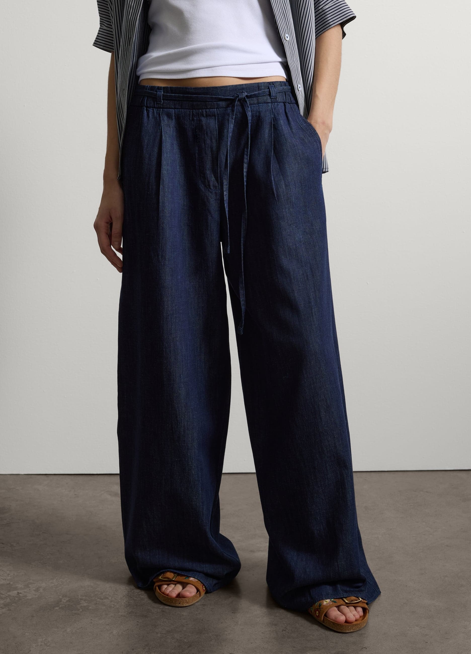 Pantaloni denim blu in misto cotone | Stefanel Pantaloni palazzo da donna in denim blu, misto cotone, lino e viscosa, con vita regular elasticizzata, pinces frontali e gamba ampia. - 1 | Stefanel