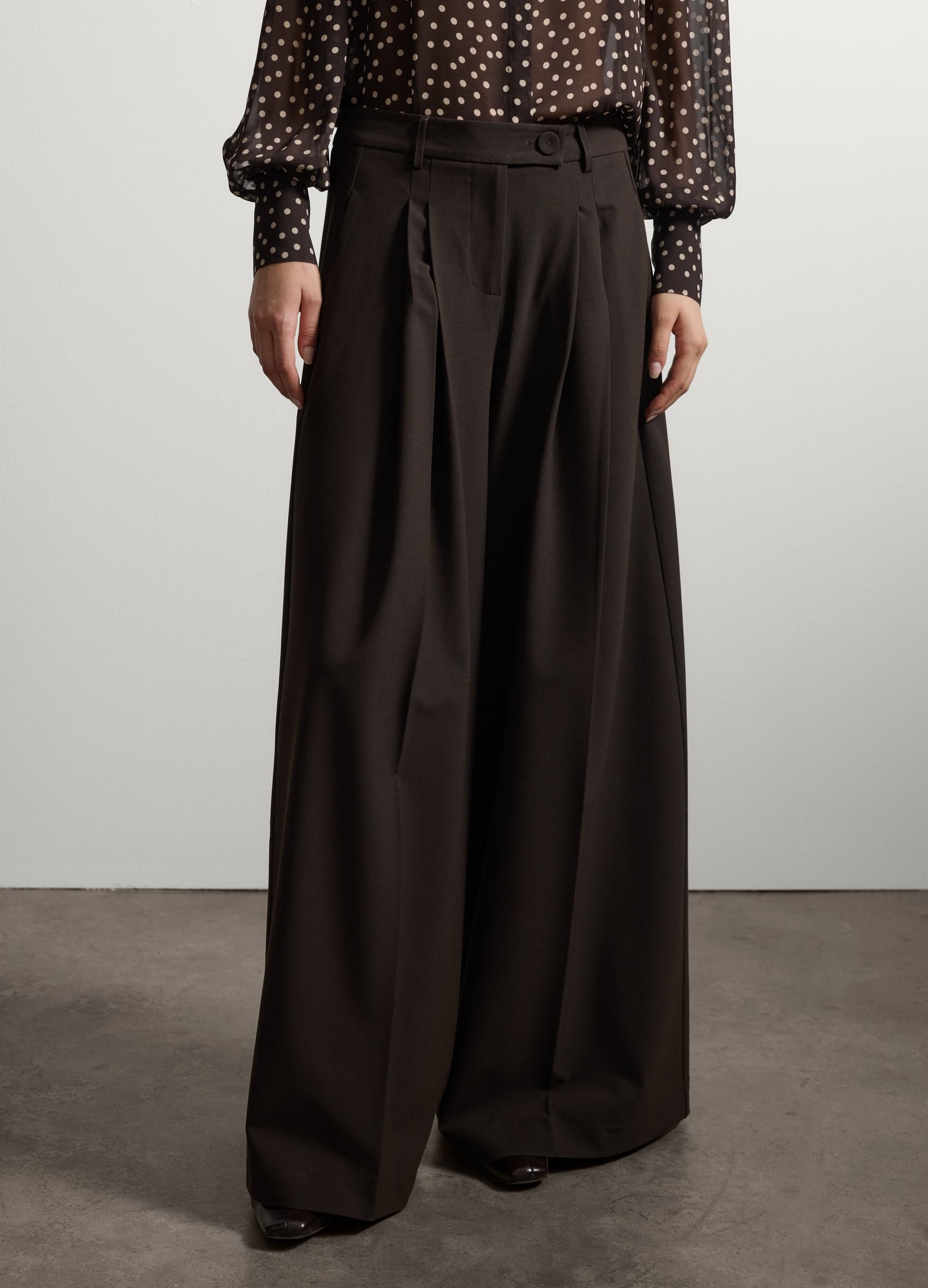 Pantaloni formali marroni wide leg in viscosa elasticizzata | Stefanel Pantaloni palazzo formali marroni in viscosa elasticizzata con gamba ampia, vita regolare, pinces frontali e chiusura laterale. - 1 | Stefanel