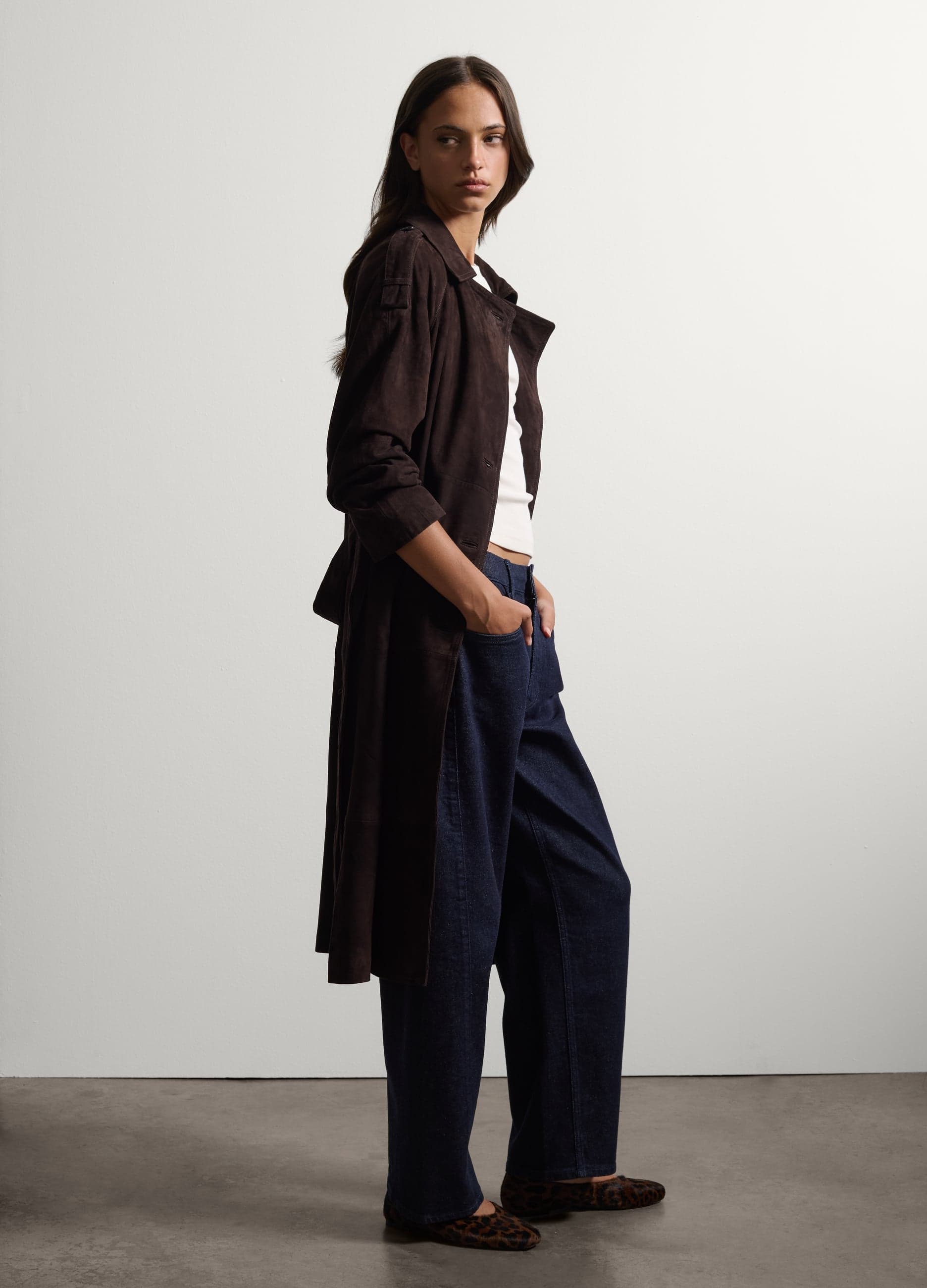 Trench marrone in vera pelle a doppiopetto con cintura regular fit | Stefanel Trench marrone scuro in vera pelle da donna, doppiopetto con cintura in vita e taglio regular fit, ideale per un look sofisticato. - 0 | Stefanel