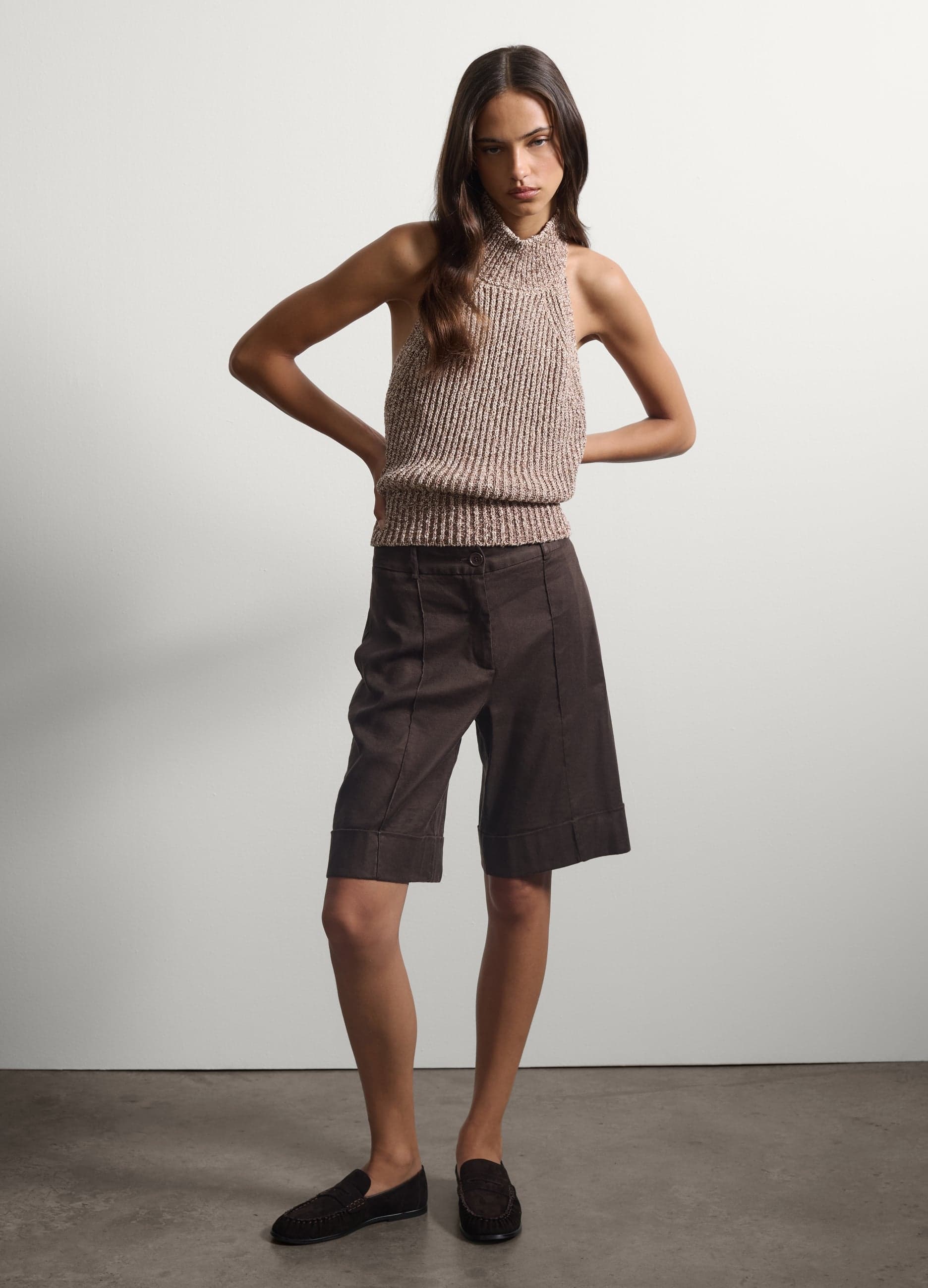 Pantaloni bermuda marroni in lino e viscosa elasticizzato regular fit | Stefanel Pantaloni bermuda marroni in lino e viscosa elasticizzato regular fit con vita regolare, passanti e risvolto al fondo. - 0 | Stefanel