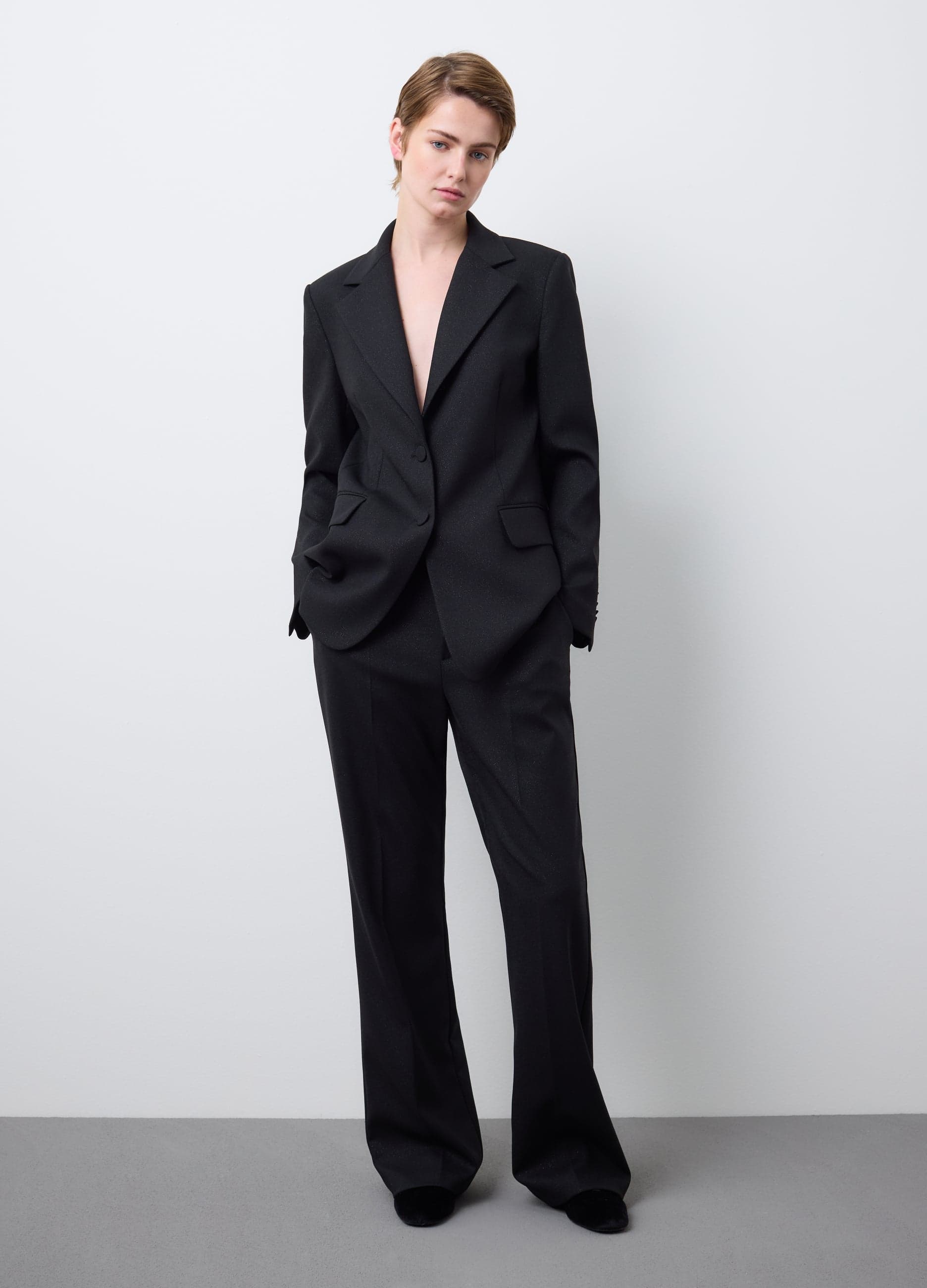 Blazer nero regular fit con brillanti | Stefanel Blazer nero da donna regular fit con tessuto leggermente brillante, ideale per un look sofisticato e ricercato. - 1 | Stefanel