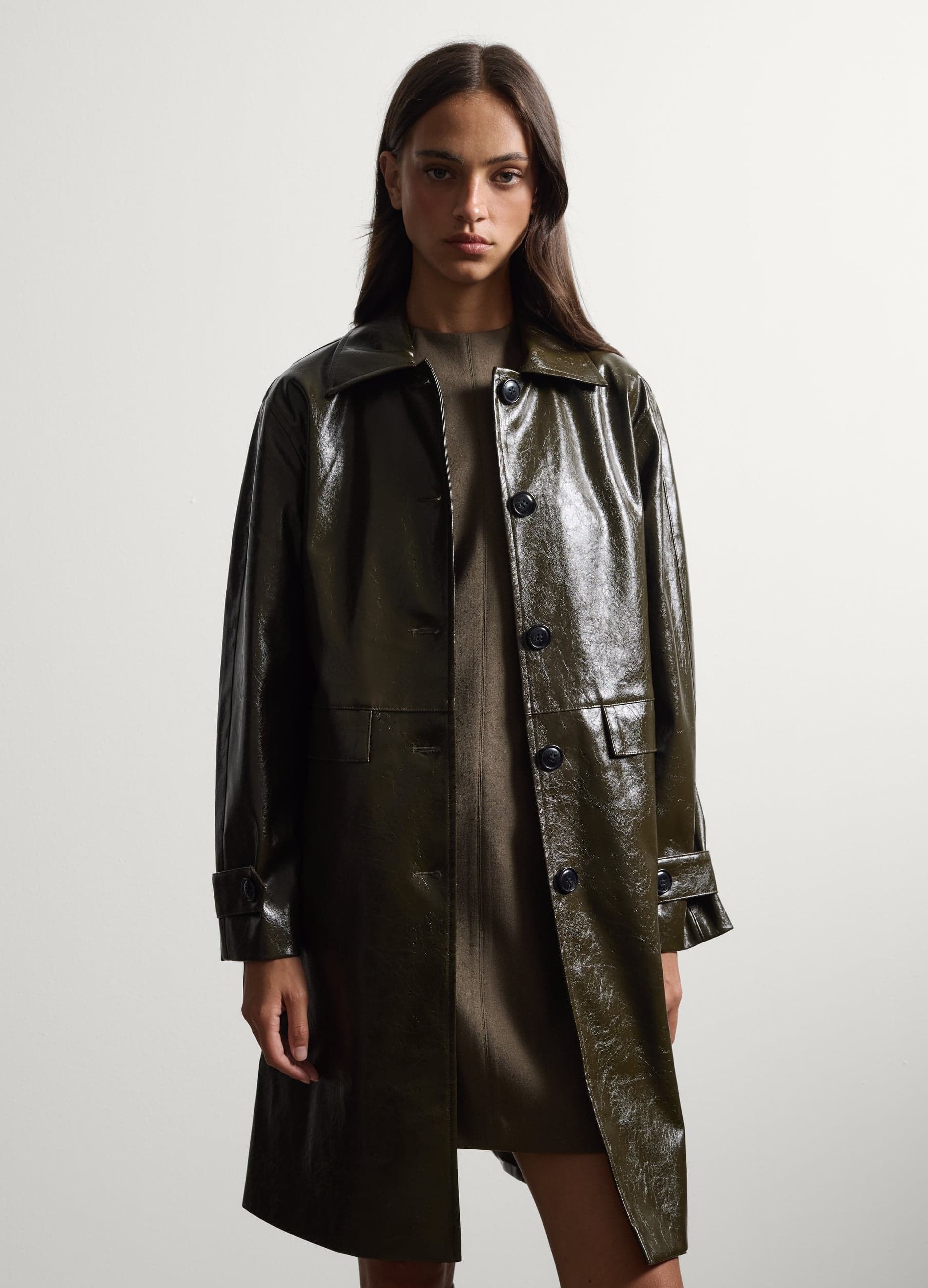 Trench verde lucido regular fit con tasche | Stefanel Trench donna verde lucido regular fit con colletto classico, chiusura frontale e due tasche applicate, ideale per un look urbano. - 1 | Stefanel
