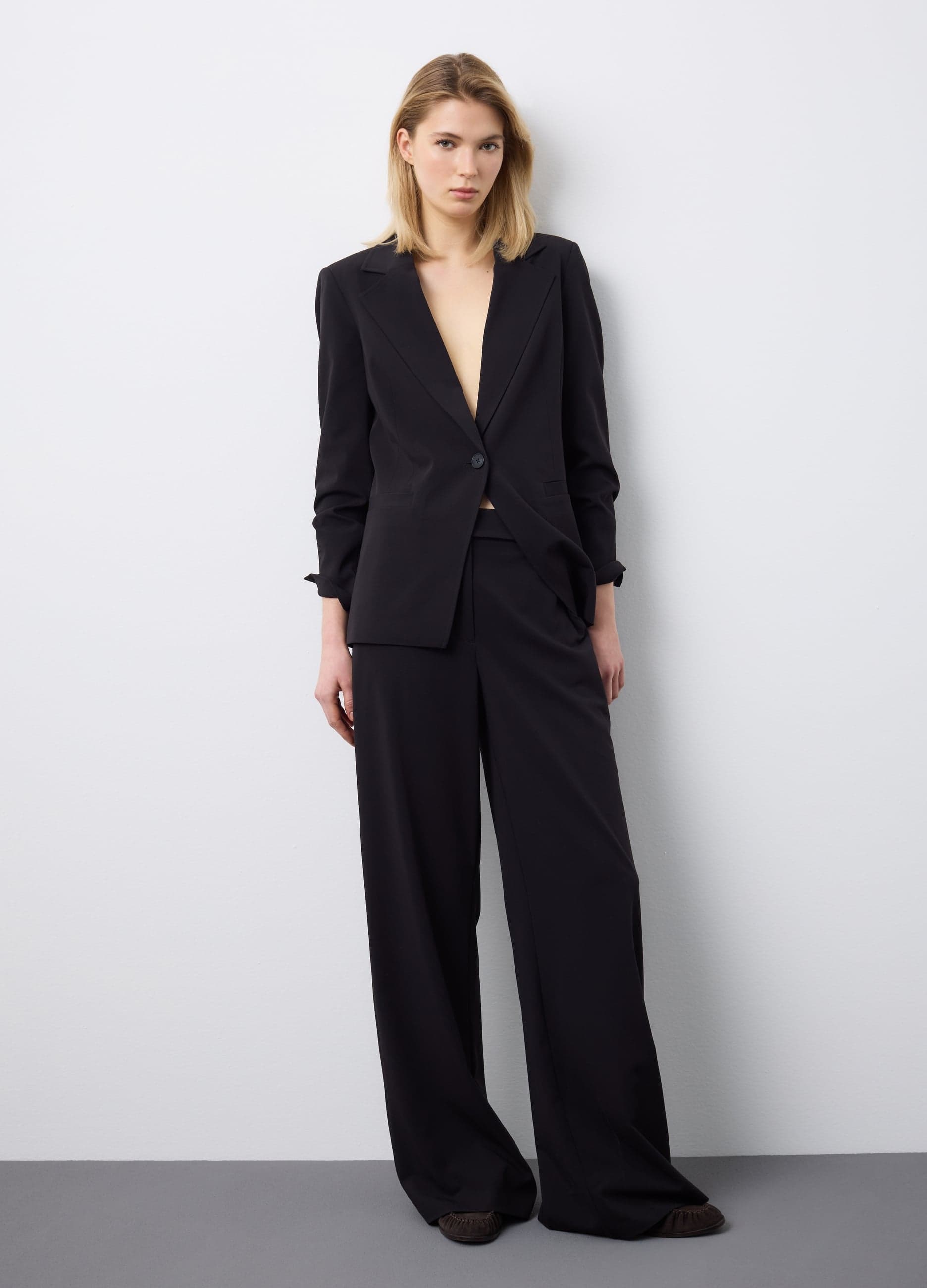 Blazer elegante nero regular fit con fodera | Stefanel Blazer elegante nero da donna con vestibilità regular, revers classici e chiusura a un bottone, ideale per look formali e casual. - 1 | Stefanel