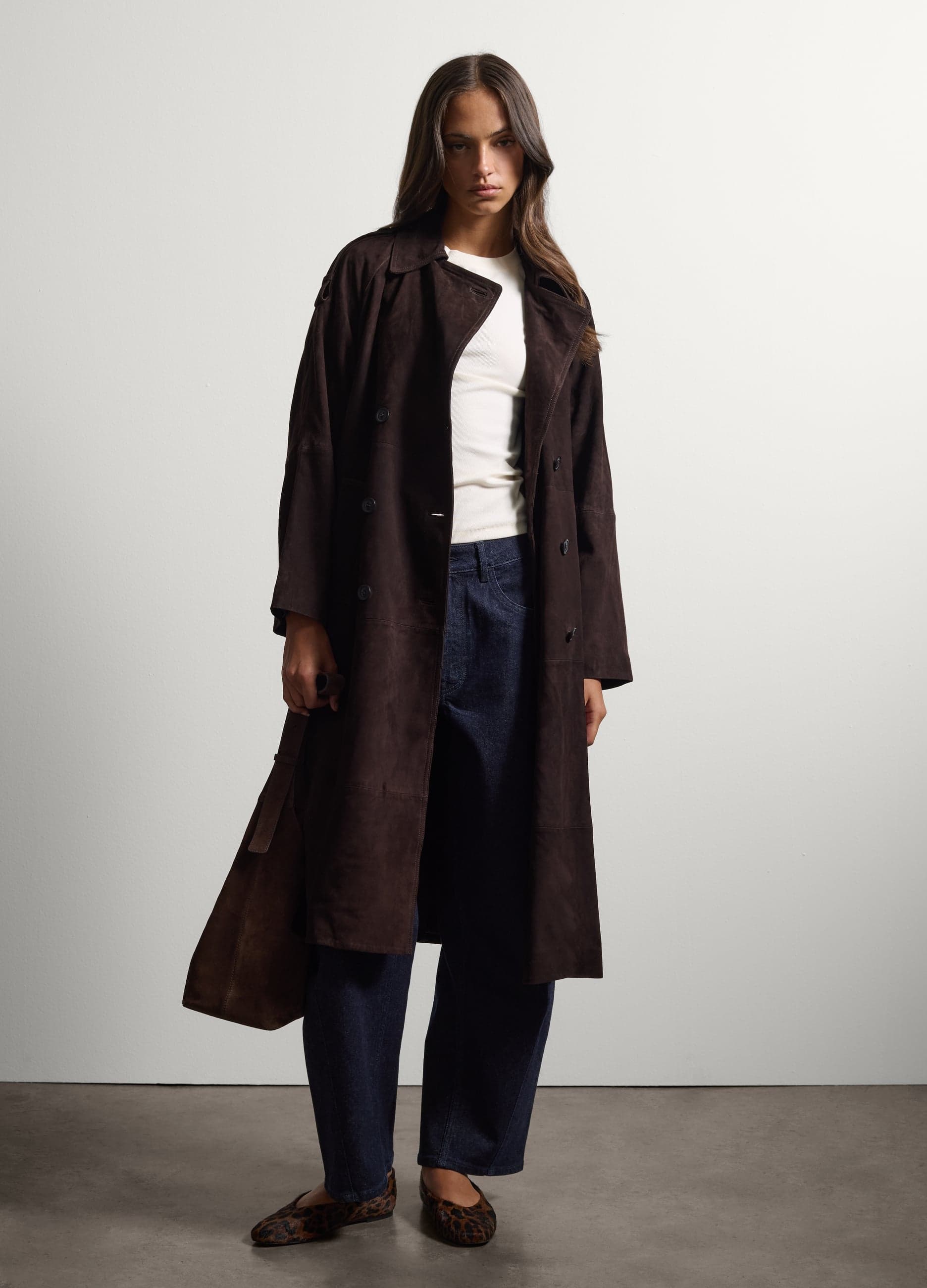 Trench marrone in vera pelle a doppiopetto con cintura regular fit | Stefanel Trench marrone scuro in vera pelle da donna, doppiopetto con cintura in vita e taglio regular fit, ideale per un look sofisticato. - 1 | Stefanel