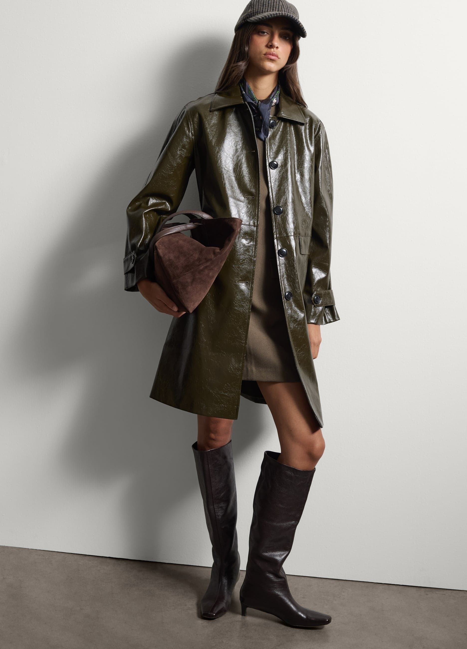 Trench verde lucido regular fit con tasche | Stefanel Trench donna verde lucido regular fit con colletto classico, chiusura frontale e due tasche applicate, ideale per un look urbano. - 0 | Stefanel